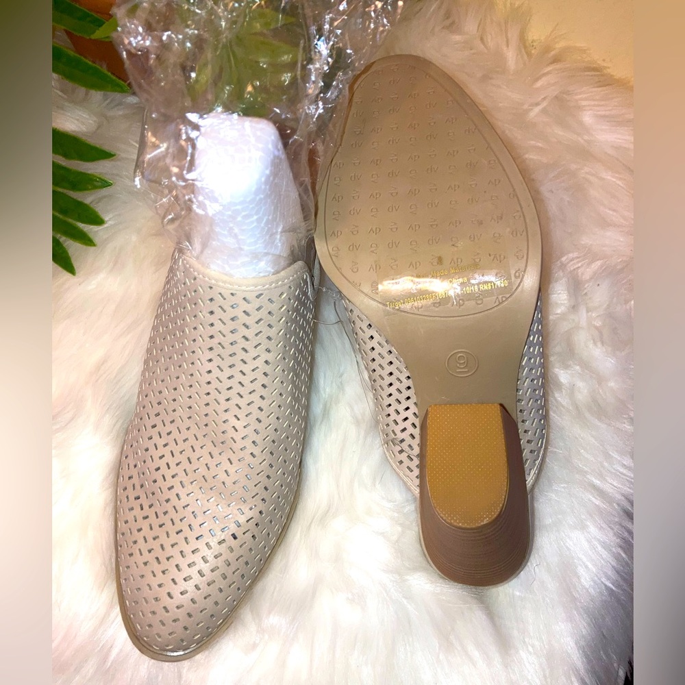 NWOT! DV by Dolce Vita Kenli Laser Cut Taupe Mule Heels Faux Leather Size 9! - Picture 2 of 3